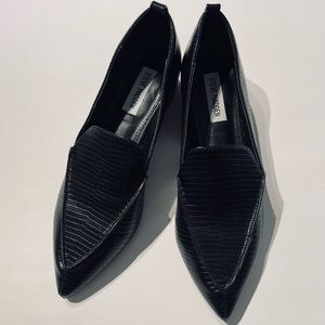 Pointed toe loafer.